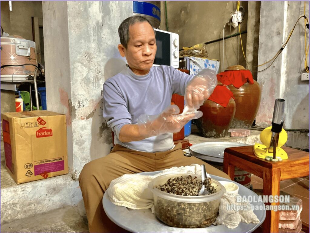 Ông Lý Tiến Thành chế biến món bánh coóc